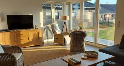 Welcome to the dog-friendly bungalow "Admaris" on the Wangermeer with a large terrace, carport and cozy living area - perfect for a relaxing vacation.