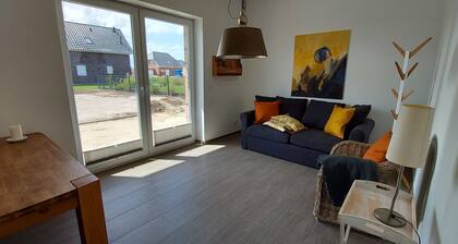 Willkommen im hundefreundlichen Bungalow „Admaris“ am Wangermeer mit großer Terrasse, Carport und gemütlichem Wohnbereich – perfekt für entspannte Urlaubstage.