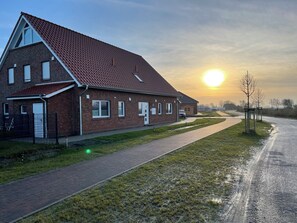 Exterior - Modern non-smoking vacation apartment "Wangeroase" on the Wangermeer in Hohenkirchen with terrace, infrared cabin, parking space and bicycle-friendly facilities - ideal for a relaxing vacation. (Wangerland)