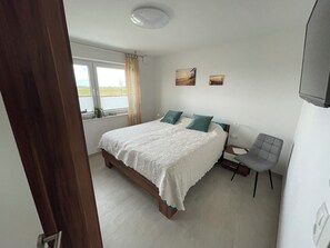 2 bedrooms, free WiFi - Modern non-smoking vacation apartment "Wangeroase" on the Wangermeer in Hohenkirchen with terrace, infrared cabin, parking space and bicycle-friendly facilities - ideal for a relaxing vacation. (Wangerland)
