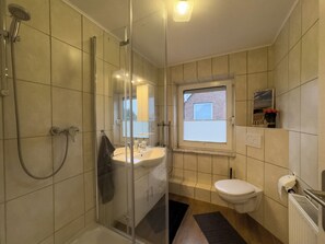Shower, hair dryer - The Windfang 1 vacation home in Hooksiel offers modern comfort, a quiet location and a sunny terrace - perfect for relaxing days by the North Sea. (Hooksiel)