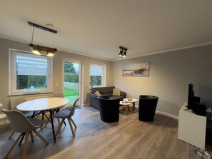 Living area - The Windfang 1 vacation home in Hooksiel offers modern comfort, a quiet location and a sunny terrace - perfect for relaxing days by the North Sea. (Hooksiel)