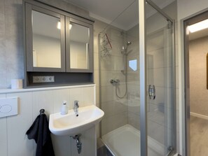 Shower, hair dryer - The Windfang 2 vacation home in Hooksiel offers modern comfort, a quiet location and a sunny terrace - perfect for relaxing days by the North Sea. (Hooksiel)