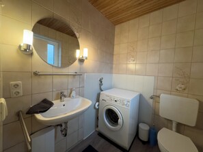 Shower, hair dryer - The Windfang 2 vacation home in Hooksiel offers modern comfort, a quiet location and a sunny terrace - perfect for relaxing days by the North Sea. (Hooksiel)