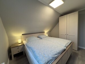 2 bedrooms, free WiFi - The Windfang 2 vacation home in Hooksiel offers modern comfort, a quiet location and a sunny terrace - perfect for relaxing days by the North Sea. (Hooksiel)
