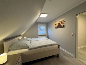 2 bedrooms, free WiFi - The Windfang 2 vacation home in Hooksiel offers modern comfort, a quiet location and a sunny terrace - perfect for relaxing days by the North Sea. (Hooksiel)