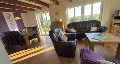 Das Minser Deichhaus ist ein gemütliches Ferienhaus direkt am Deich an der Nordsee und bietet auf zwei Etagen Platz für bis zu 8 Personen – ideal für Familien und Gruppen, die Erholung in ruhiger Lage mit Garten, Terrasse und moderner Ausstat...