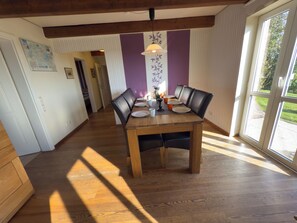 Dining - The Minser Deichhaus is a cozy vacation home directly on the dike on the North Sea and offers space for up to 8 people on two floors - ideal for families and groups who want to relax in a quiet location with a garden, terrace and modern equipment. (Wangerland)