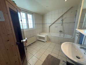 Shower, hair dryer - The Minser Deichhaus is a cozy vacation home directly on the dike on the North Sea and offers space for up to 8 people on two floors - ideal for families and groups who want to relax in a quiet location with a garden, terrace and modern equipment. (Wangerland)