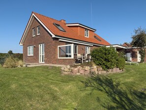 Exterior - The Minser Deichhaus is a cozy vacation home directly on the dike on the North Sea and offers space for up to 8 people on two floors - ideal for families and groups who want to relax in a quiet location with a garden, terrace and modern equipment. (Wangerland)