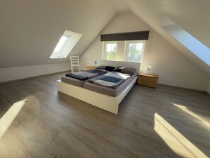 4 bedrooms, free WiFi - The Minser Deichhaus is a cozy vacation home directly on the dike on the North Sea and offers space for up to 8 people on two floors - ideal for families and groups who want to relax in a quiet location with a garden, terrace and modern equipment. (Wangerland)