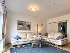 Stereo - Cozy vacation home for up to 4 people with terrace, garden, WLAN and dog in a location close to the beach on the North Sea. (Hooksiel)