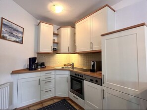 Fridge, microwave, oven, dishwasher - Cozy vacation home for up to 4 people with terrace, garden, WLAN and dog in a location close to the beach on the North Sea. (Hooksiel)