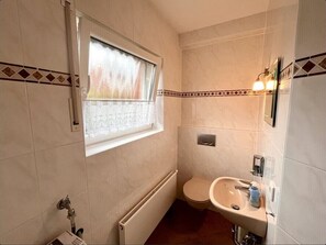 Shower, hair dryer - Cozy vacation home for up to 4 people with terrace, garden, WLAN and dog in a location close to the beach on the North Sea. (Hooksiel)