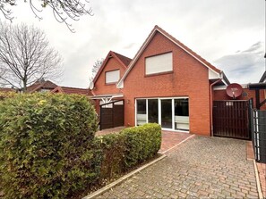 Exterior - Cozy vacation home for up to 4 people with terrace, garden, WLAN and dog in a location close to the beach on the North Sea. (Hooksiel)