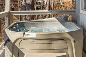 Bañera de hidromasaje al aire libre