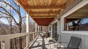 Property grounds - Secluded Mountain Chalet with Stunning Balcony Views (Gatlinburg)