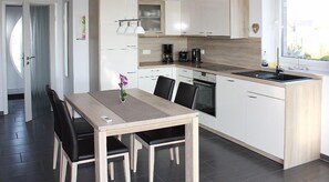 Fridge, microwave, oven, dishwasher - Cozy vacation home "Sturmmöwe" in Wangerland near the North Sea with sauna, 2 bedrooms for up to 3 guests - dogs welcome. (Wangerland)