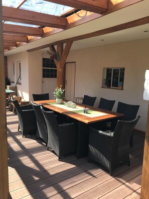 Outdoor dining - Vacation home "Rosenwind" in Wangerland: 5 bedrooms for up to 9 people, 2 bathrooms, wood-burning stoves, large kitchen and garden with conservatory - ideal for a North Sea vacation. (Wangerland)