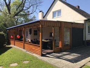 Outdoor dining - Vacation home "Rosenwind" in Wangerland: 5 bedrooms for up to 9 people, 2 bathrooms, wood-burning stoves, large kitchen and garden with conservatory - ideal for a North Sea vacation. (Wangerland)