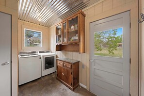 Interior - Das Wunderhaus - Fire Pit & Close to Main (Fredericksburg)