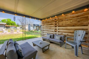 Terrace/patio - Das Wunderhaus - Fire Pit & Close to Main (Fredericksburg)