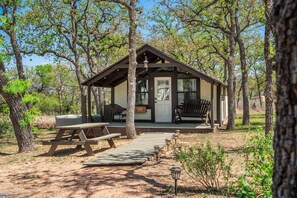 Outdoor dining - The Vineyards: Cabin 6 - Private Hot Tub & Shared Pool (Fredericksburg)