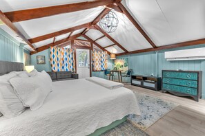 1 bedroom, iron/ironing board, WiFi, bed sheets - The Vineyards: Cabin 6 - Private Hot Tub & Shared Pool (Fredericksburg)