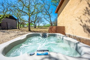 Outdoor spa tub - The Vineyards: Cabin 1 - Private Hot Tub & Shared Pool (Fredericksburg)