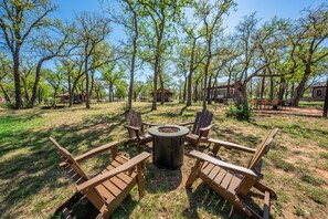 Property grounds - The Vineyards: Cabin 3 - Private Hot Tub & Shared Pool (Fredericksburg)