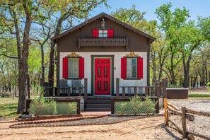 Exterior - The Vineyards: Cabin 3 - Private Hot Tub & Shared Pool (Fredericksburg)