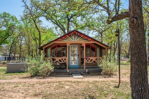 Exterior - The Vineyards: Cabin 4 - Private Hot Tub & Shared Pool (Fredericksburg)