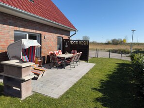 Outdoor dining - Modern vacation home on the Wangermeer with 4 bedrooms, 2 bathrooms, garden, terrace and parking spaces - ideal for families and groups, just a few steps from the natural beach. (Wangerland)