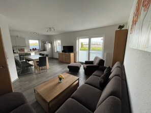 Living area - Modern vacation home on the Wangermeer with 4 bedrooms, 2 bathrooms, garden, terrace and parking spaces - ideal for families and groups, just a few steps from the natural beach. (Wangerland)