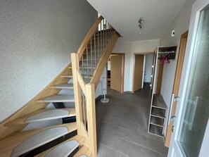 Interior - Modern vacation home on the Wangermeer with 4 bedrooms, 2 bathrooms, garden, terrace and parking spaces - ideal for families and groups, just a few steps from the natural beach. (Wangerland)