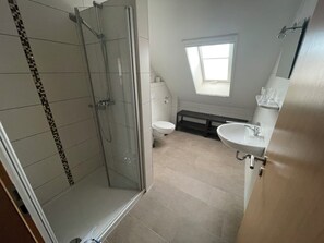 Shower, hair dryer - Quiet vacation home on the Wangermeer with 2 bedrooms, garden, terrace and modern furnishings - ideal for couples, families or friends near the lake. (Wangerland)