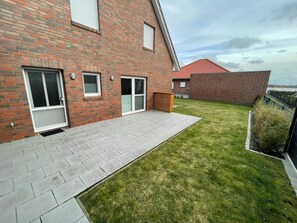 Property grounds - Quiet vacation home on the Wangermeer with 2 bedrooms, garden, terrace and modern furnishings - ideal for couples, families or friends near the lake. (Wangerland)