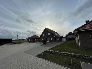 Exterior - Quiet vacation home on the Wangermeer with 2 bedrooms, garden, terrace and modern furnishings - ideal for couples, families or friends near the lake. (Wangerland)