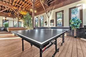 Games room - The Vineyards: Cabin 2 - Private Hot Tub & Shared Pool (Fredericksburg)