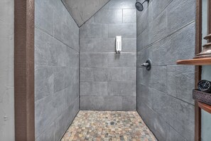 Shower, hair dryer, towels, shampoo - The Vineyards: Cabin 2 - Private Hot Tub & Shared Pool (Fredericksburg)