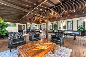 Games room - The Vineyards: Cabin 5 - Private Hot Tub & Shared Pool (Fredericksburg)