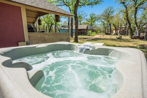 Outdoor spa tub - The Vineyards: Cabin 5 - Private Hot Tub & Shared Pool (Fredericksburg)