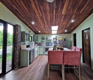 Private kitchen - Gorgeous 2-bed home - sleeps up to 5 - AC + private pool -5 mins to beach & town (Puerto Viejo de Talamanca)