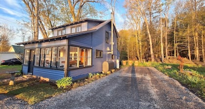 Charming Cottage by Lake Ontario | Firepit + Yard