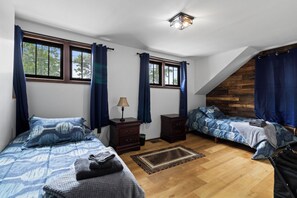 3 bedrooms, iron/ironing board, WiFi (free), bed sheets