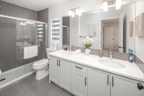 Bathroom - Spacious 6-bedroom and 4 full bath house in NW Calgary with AC for comfort (Calgary)