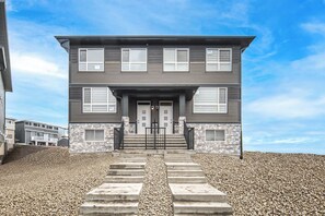 Exterior - Spacious 6-bedroom and 4 full bath house in NW Calgary with AC for comfort (Calgary)
