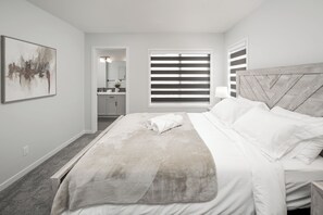 Room - Spacious 6-bedroom and 4 full bath house in NW Calgary with AC for comfort (Calgary)