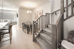 Dining - Spacious 6-bedroom and 4 full bath house in NW Calgary with AC for comfort (Calgary)