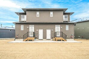 Exterior - Spacious 6-bedroom and 4 full bath house in NW Calgary with AC for comfort (Calgary)